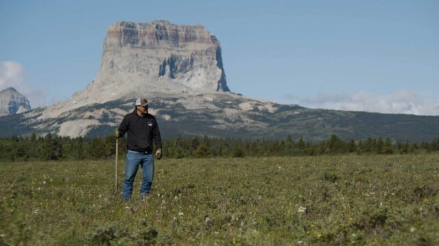 Tyson Running Wolf during the recording of the film Niitsitapi.